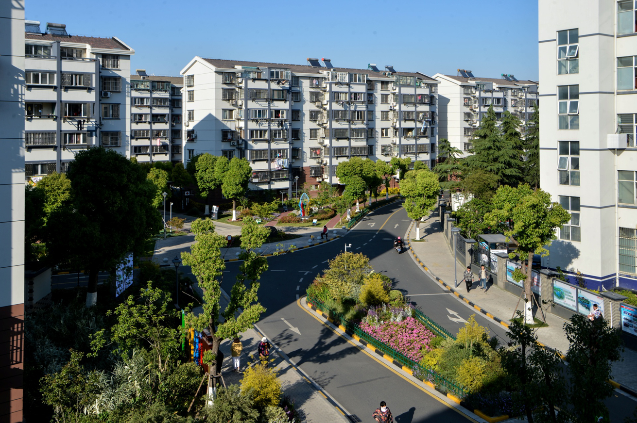 昆山中华园街区则针对社区服务功能不足的问题,利用三个小区的会所